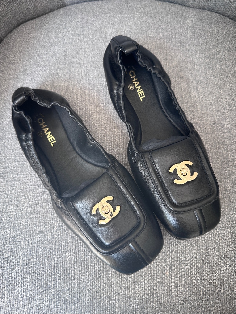CHANEL BLAZY BLACK SQUARE TOE LEATHER CRUNCHY FLATS GOLD TURN LOCK CC LOGO 38C - Picture 7 of 14